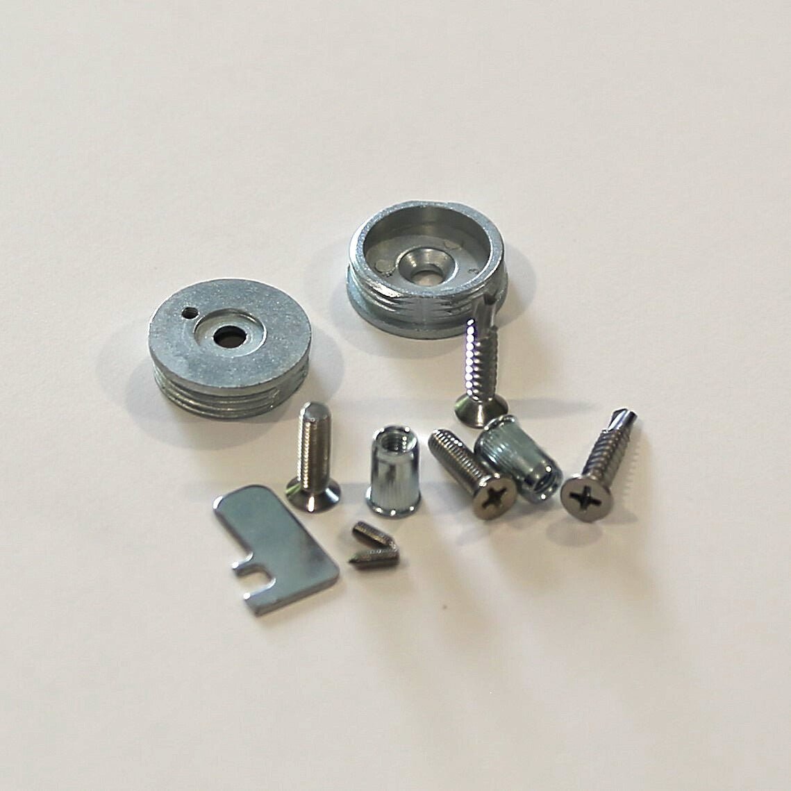 Bifold door magnetic catch